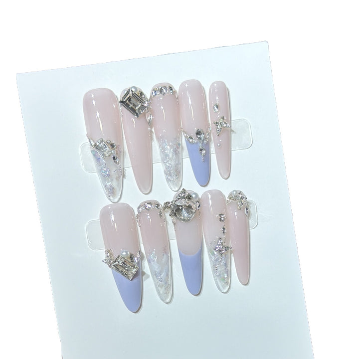 Glamouröser Stiletto Press-On Nagelset mit Strassakzenten