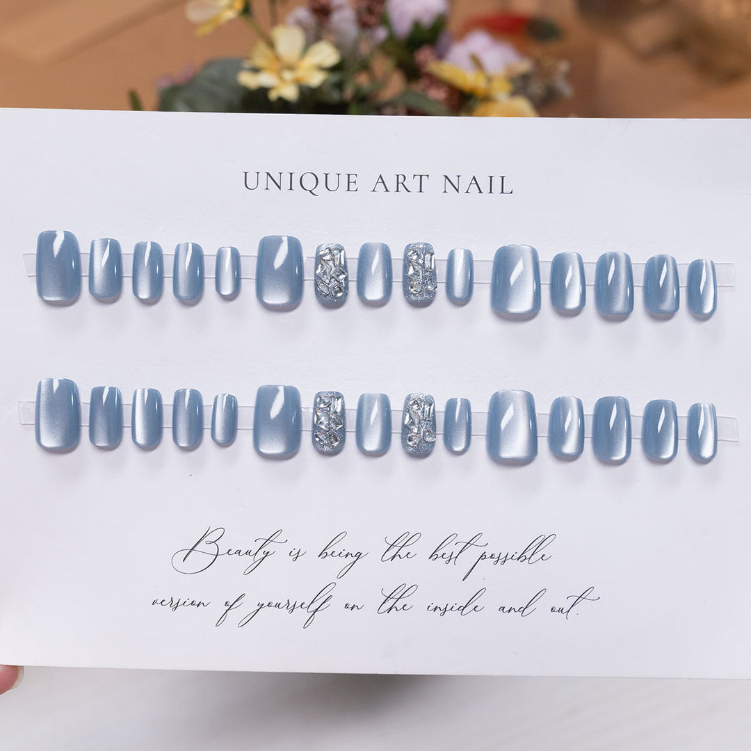 Dekoratives Press-On-Nagelkunst-Set mit schimmernden silbernen Akzenten