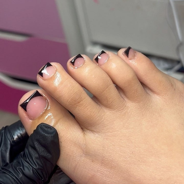 Kunstnagelset mit modernem französischen Design und eleganten Akzenten Karnz