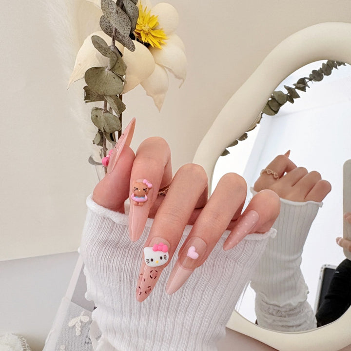 Künstlerisches Press-On-Nagel-Set mit floralen und Edelsteinakzenten Karnz