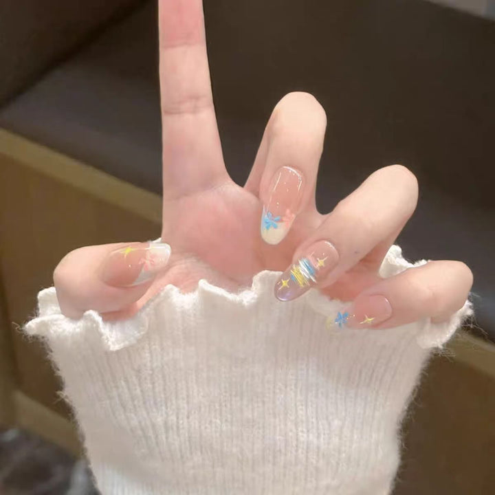 Künstlerisches Press-On-Nagelset mit floralem und glitzerndem Design Karnz