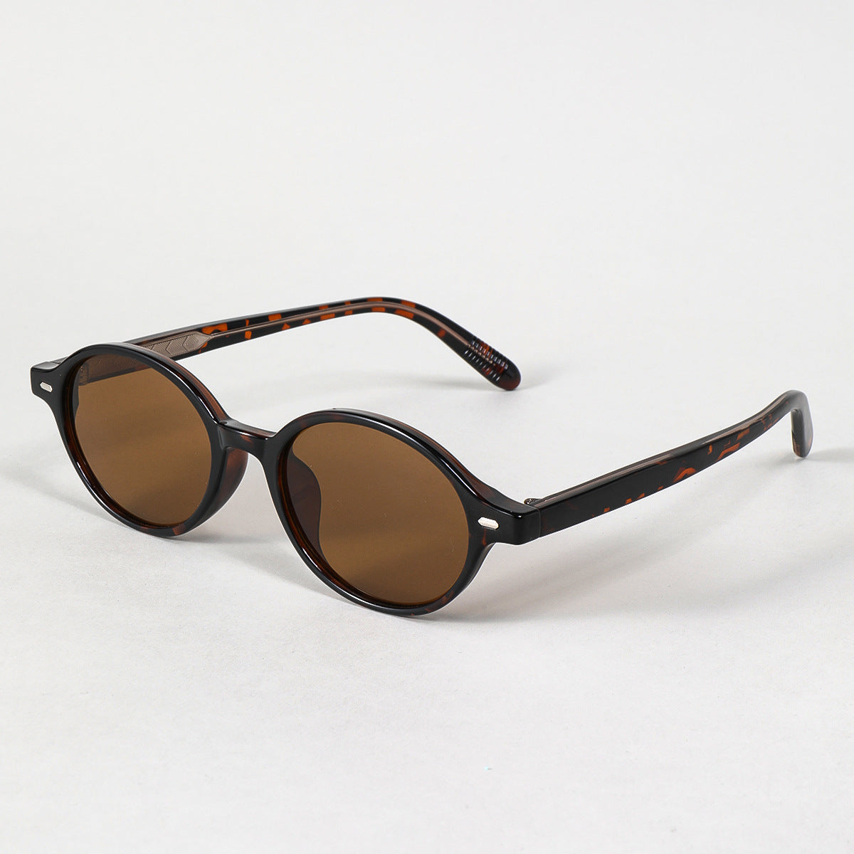 Damen modische Sonnenbrille im ovalen Design mit stylischen Akzenten Karnz