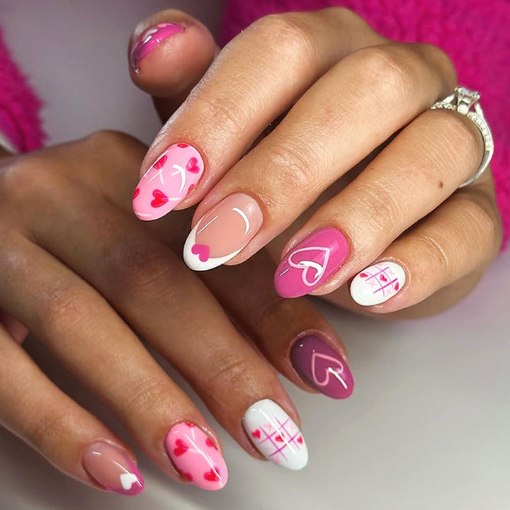 Kunstnagelset mit romantischen Herzmotiv und kreativen Mustern Karnz