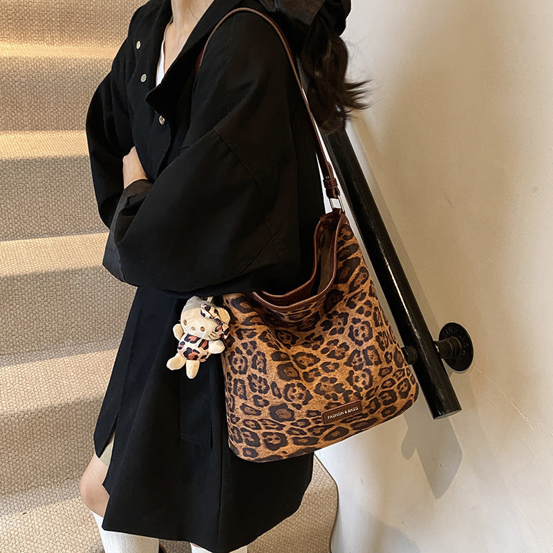 Stylische reversible Schultertasche
