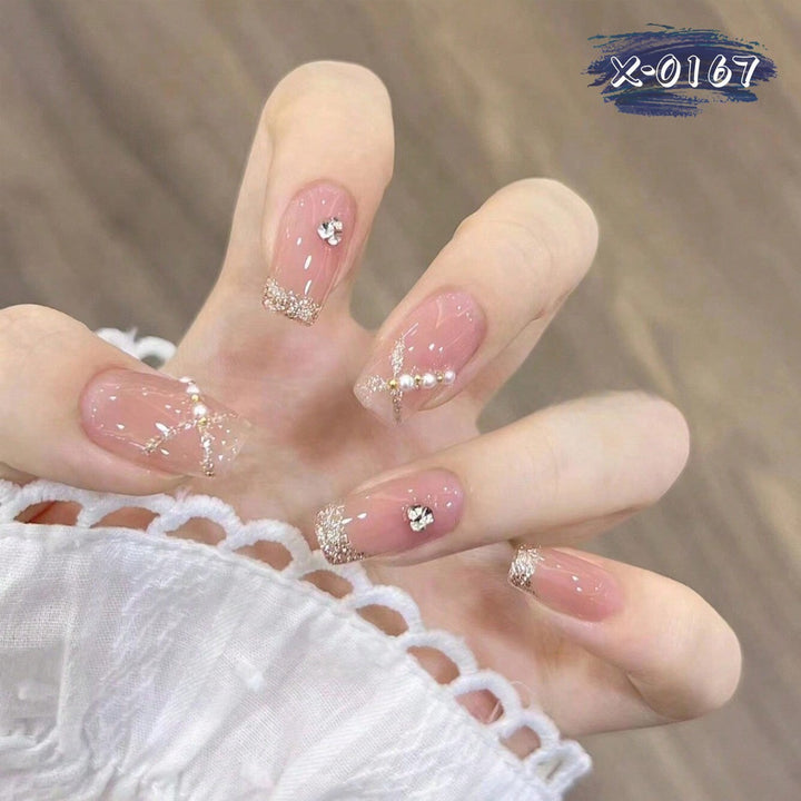 Elegante mit Strass verzierten Nagelkunst