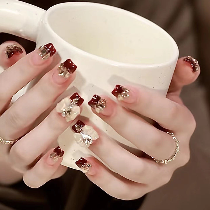 Elegante Nagelkunst mit Glanzfinish Karnz
