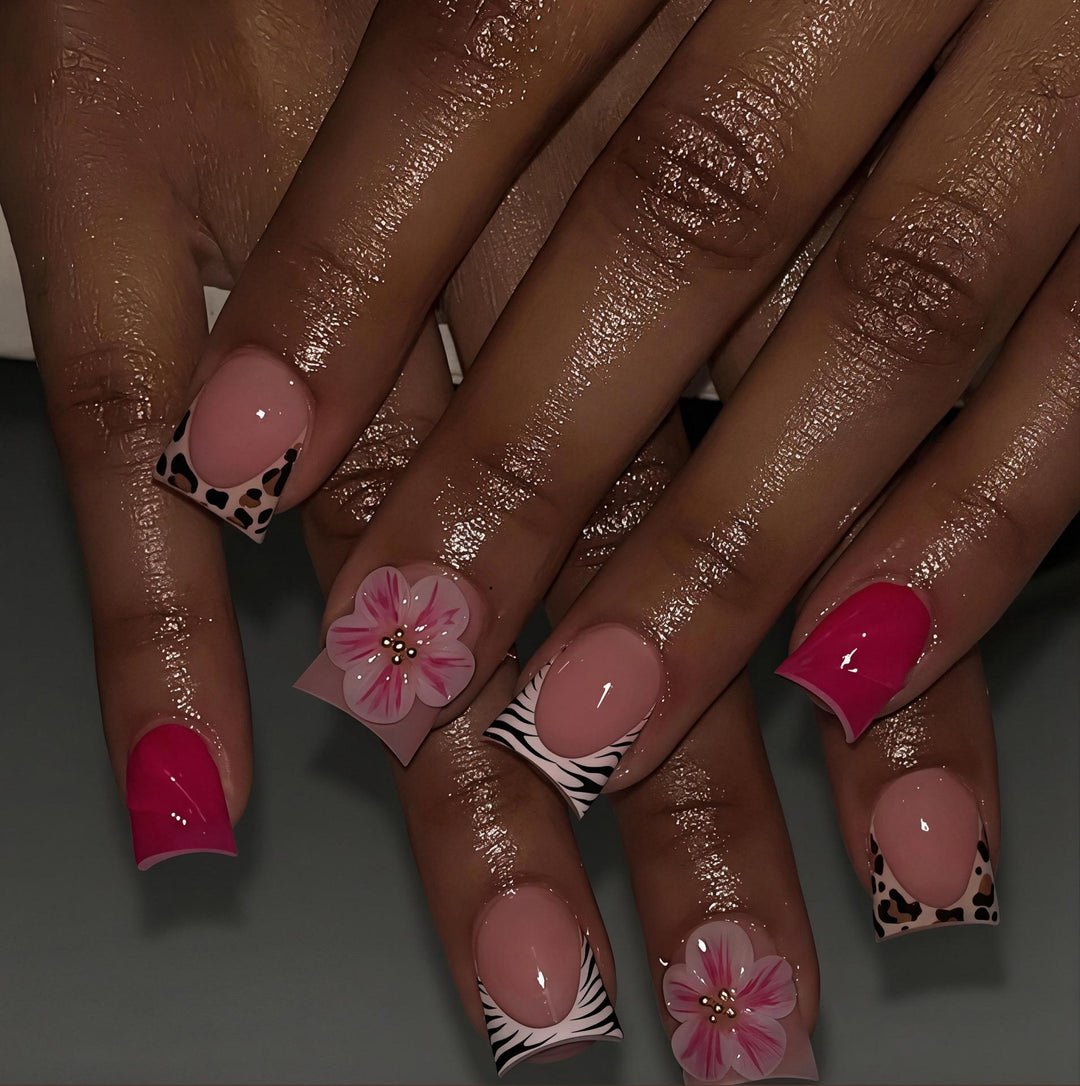 Dekoratives florales Press-On-Nagelkunst-Set Karnz