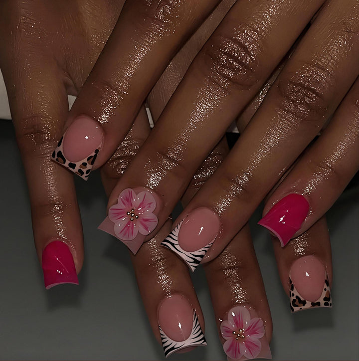 Dekoratives florales Press-On-Nagelkunst-Set Karnz
