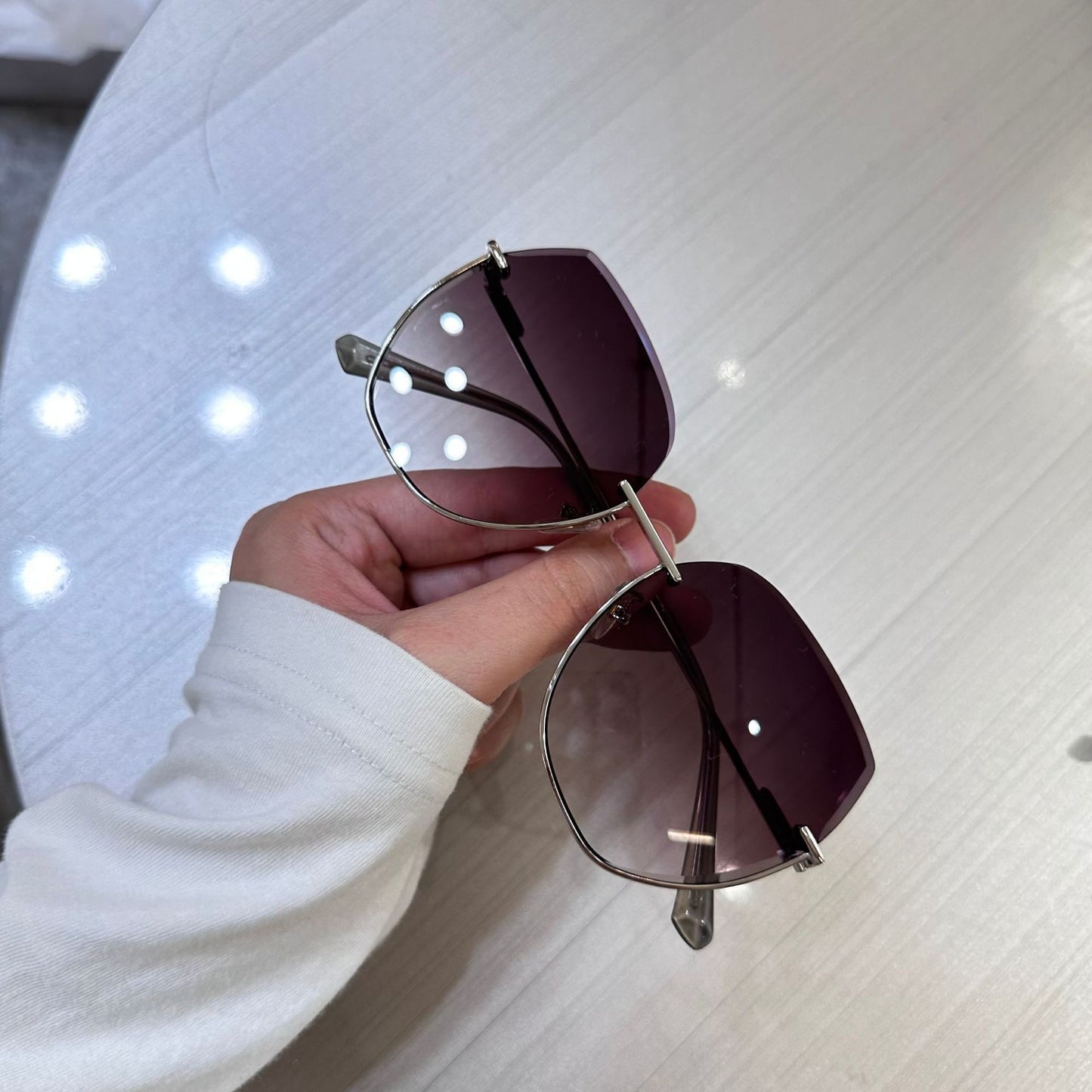 Damen Sonnenbrille mit elegantem, breitem Rahmen und luxuriösen Akzenten Karnz