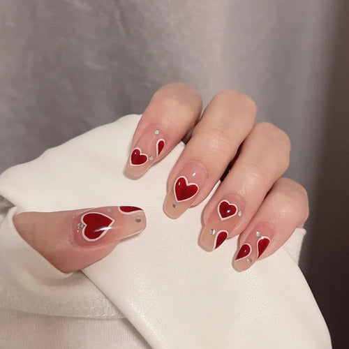 Kunstvolle Nailart mit Herzdesign Karnz