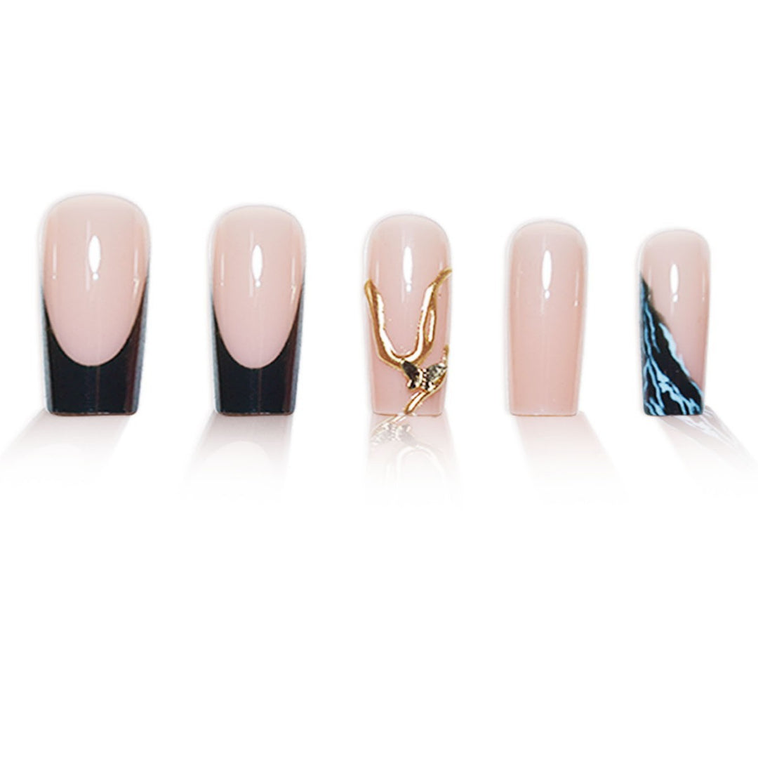 Künstlerisches Statement Press-On Nail Enhancements Karnz