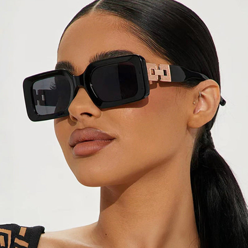 Damen modische Sonnenbrille im eleganten quadratischen Design mit luxuriösen goldenen Akzenten Karnz