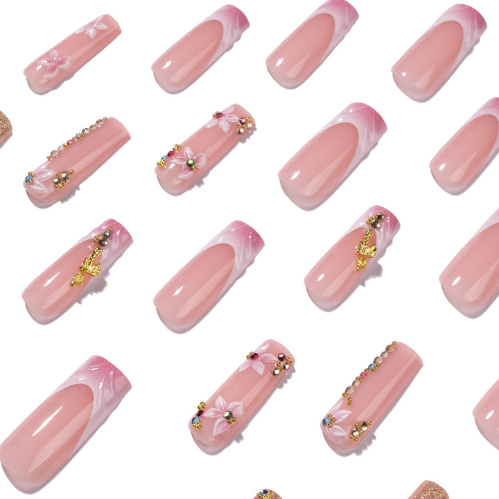 Kunstvolle Nagelverlängerungen mit Strass- und Blütenverzierungen Karnz