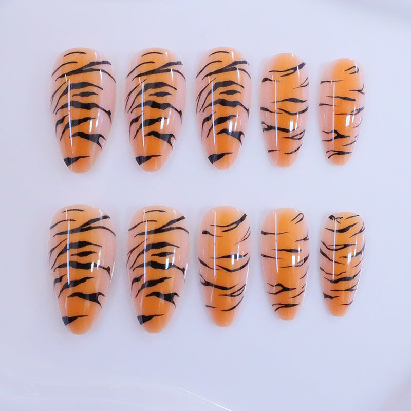 Detaillierte Tiger-Druck Nagelkunst Karnz