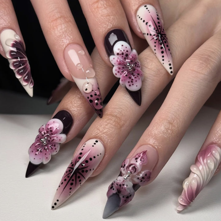 Kunstvolle Stiletto-Nägel mit floralen 3D-Verzierungen Karnz
