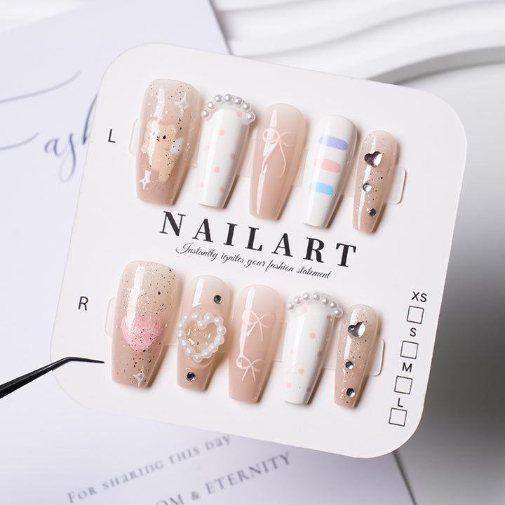 Kreatives Nagelkunstset mit Eleganten Applikationen Karnz