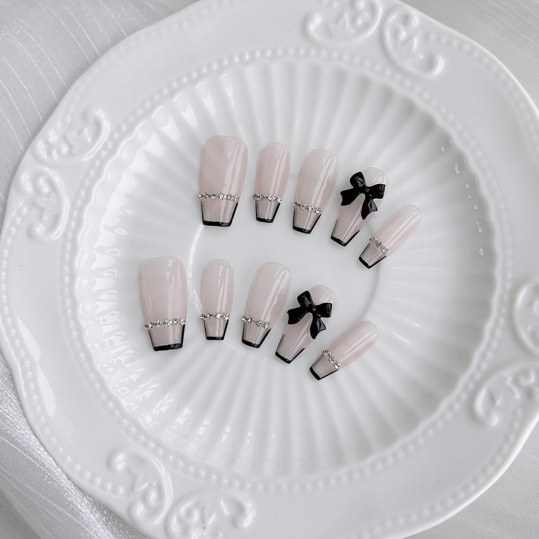 Elegantes Aufkleber-Nageldesign-Set mit schwarzem Bogen und Juwelenakzenten