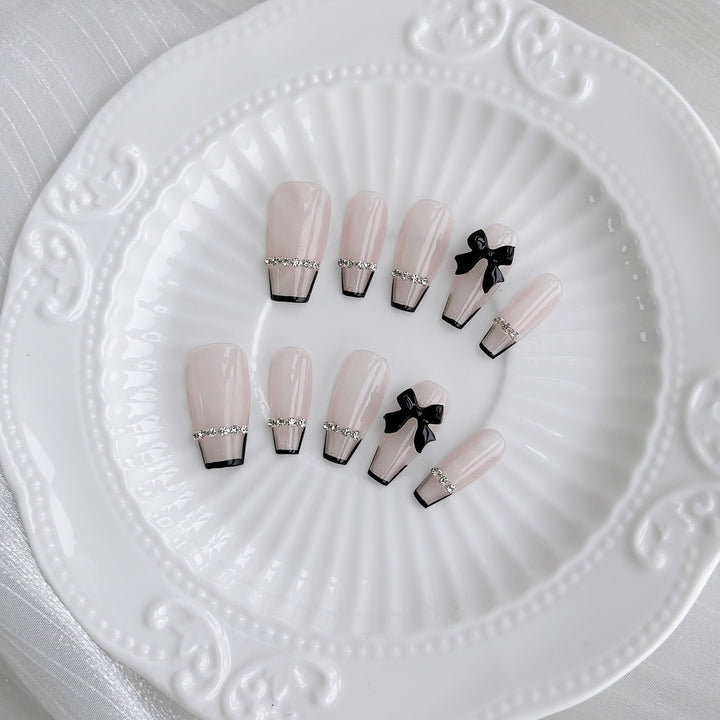 Elegantes Aufkleber-Nageldesign-Set mit schwarzem Bogen und Juwelenakzenten