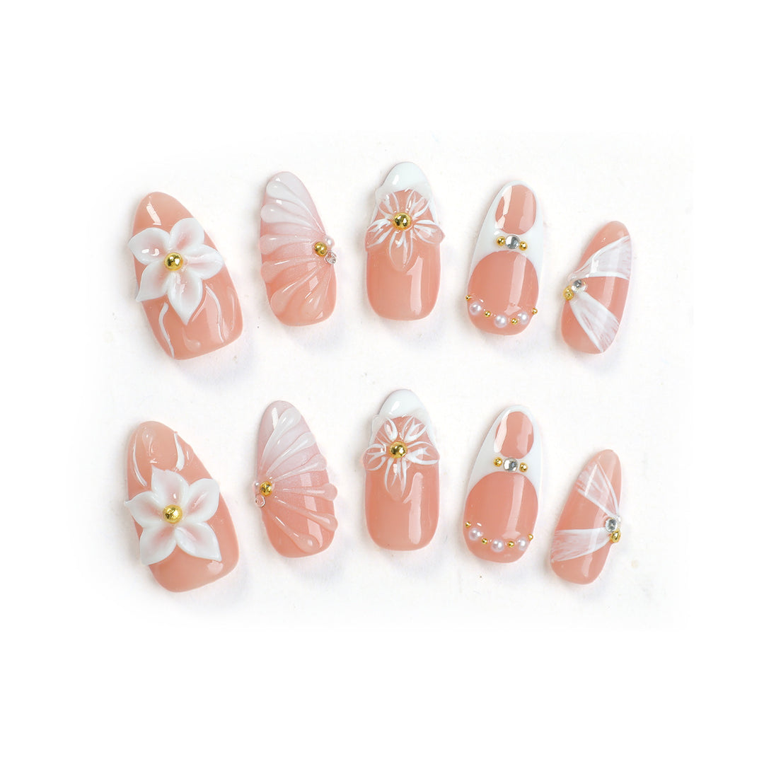 Kunstnagelset mit floralen Verzierungen und strahlenden Akzenten Karnz