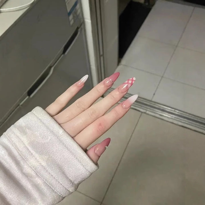 Künstlerische Acryl-Nagelerweiterungen Karnz