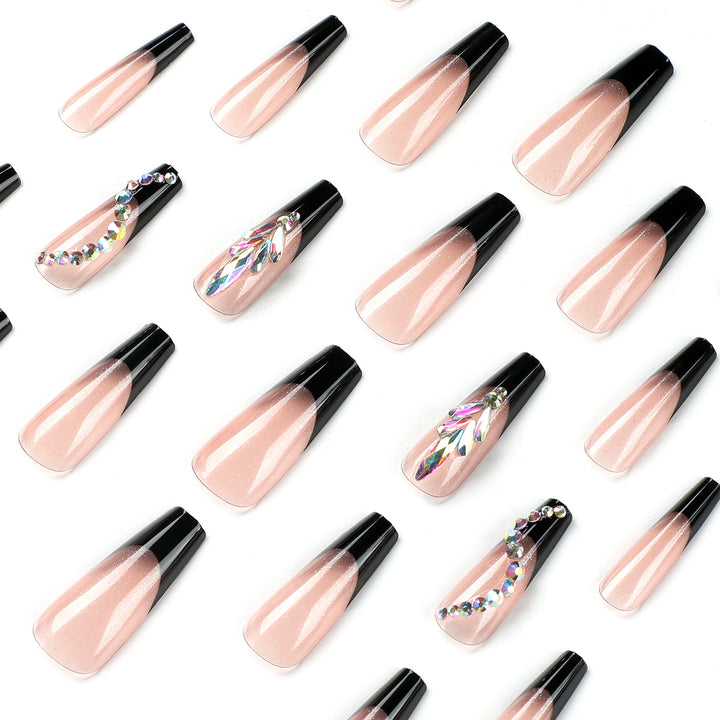 Kunstvolle Stiletto-Nägel mit Glitzerverzierungen Karnz