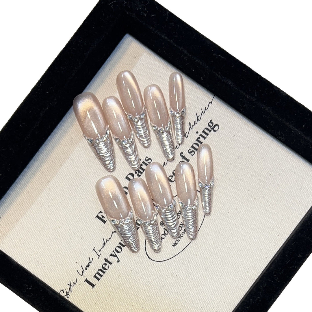 Stylisches Press-On-Nagelset mit metallischen Akzenten