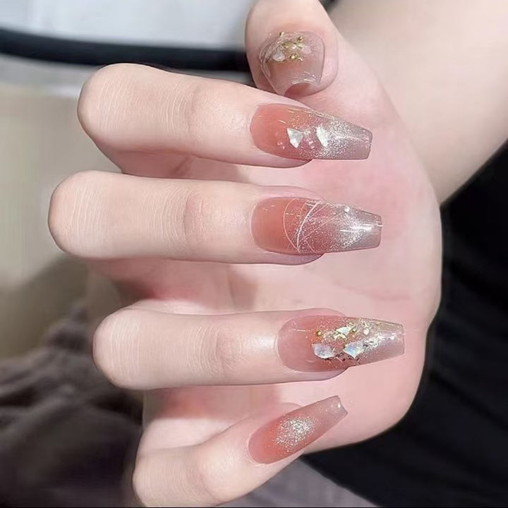 Kunstvolle Fingernägel mit Glitzerakzenten Karnz