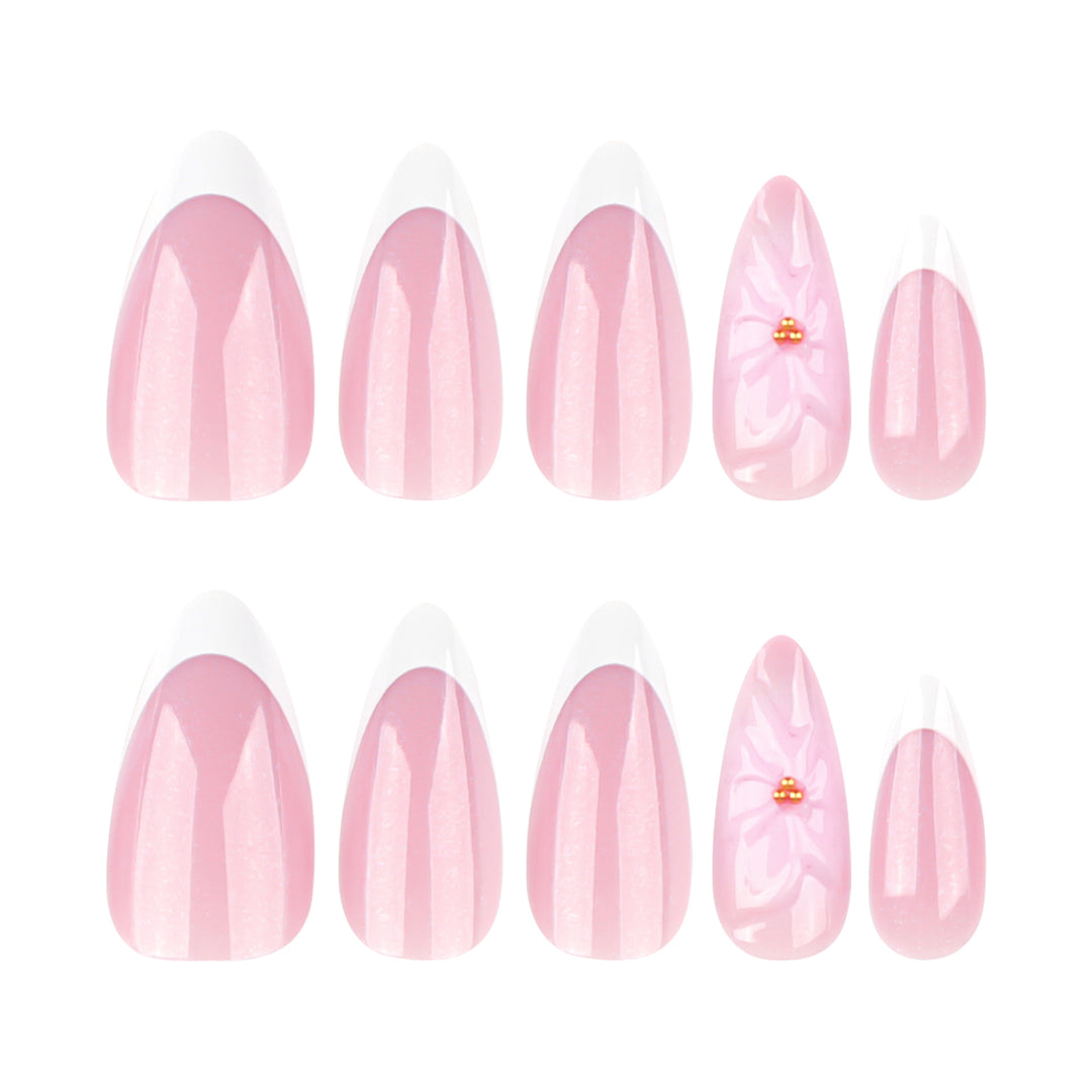 Kunstvolle French-Tip Nagelverlängerungen mit Blumenakzenten Karnz