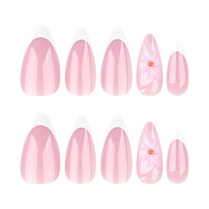 Kunstvolle French-Tip Nagelverlängerungen mit Blumenakzenten Karnz