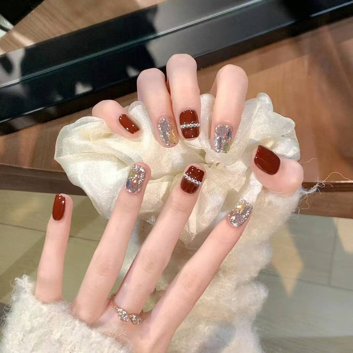 Künstlerisches Glitzer-Nageldesign Karnz