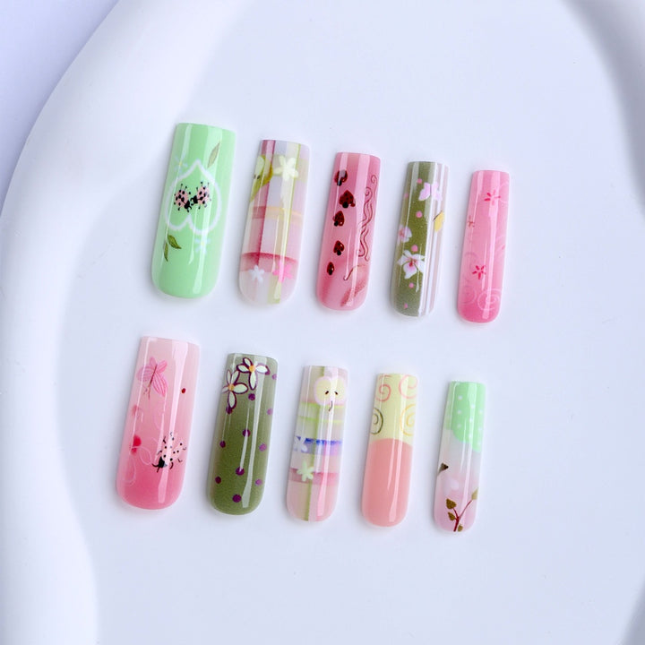 Moderner Kunstnagelset Karnz