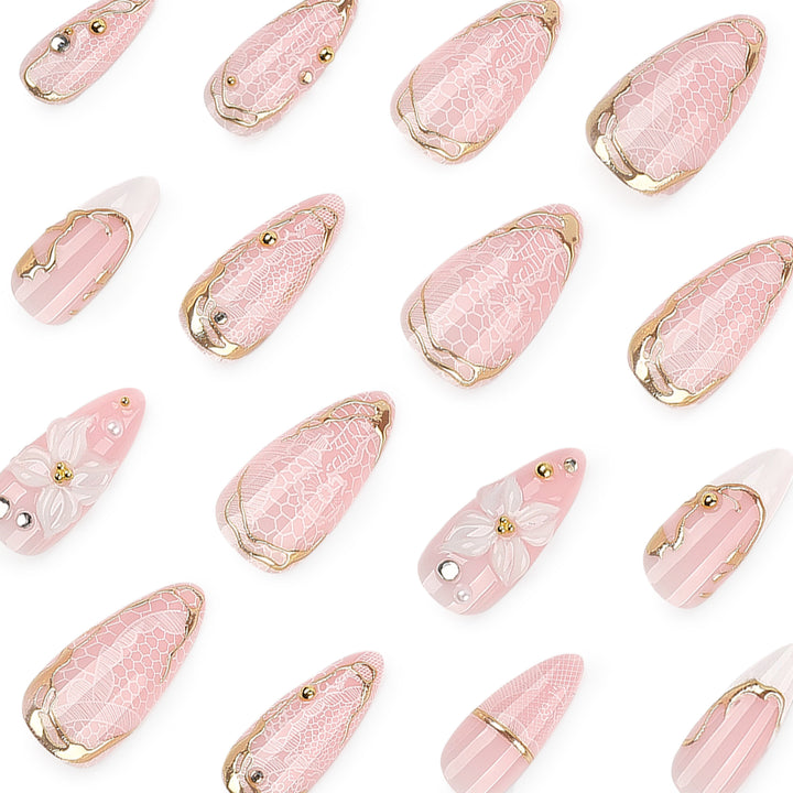 Kunstvolle Nagelverlängerungen mit filigranen Blüten- und Goldverzierungen Karnz
