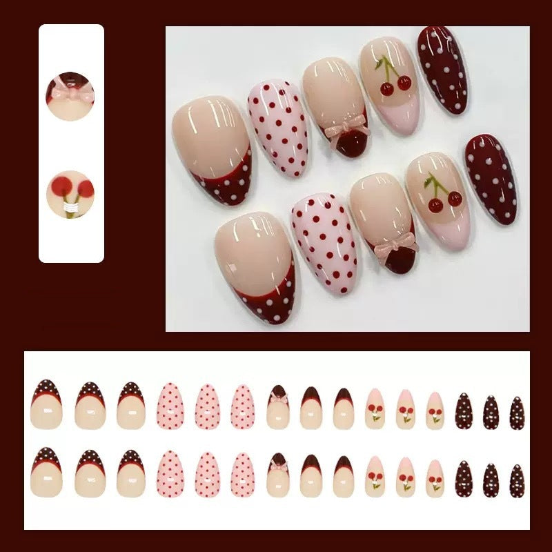 Kunstvoll gestaltete Nagelspitzen mit Kirsch- und Punkte-Motiven Karnz