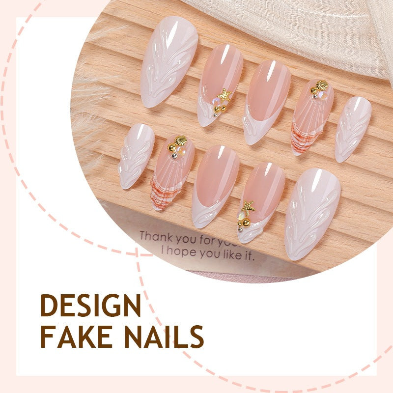 Kunstnagelset mit eleganten und floralen Verzierungen Karnz