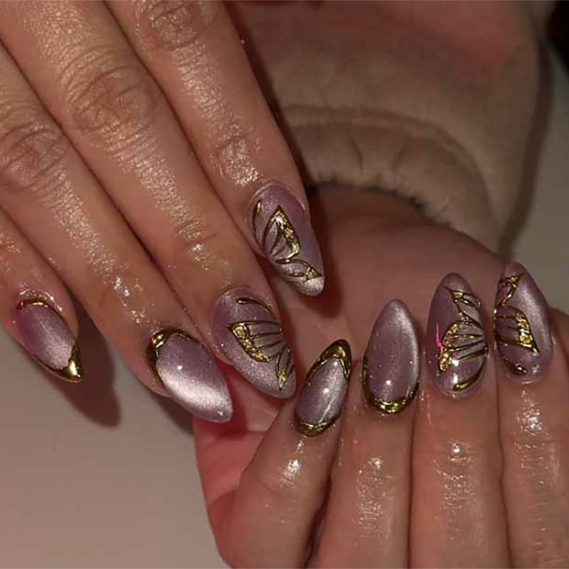 Kunstvolle Nagelverlängerungen mit goldenen Akzenten Karnz