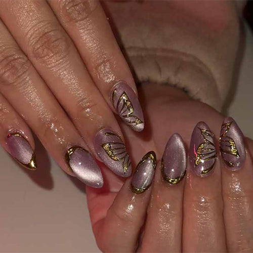 Kunstvolle Nagelverlängerungen mit goldenen Akzenten Karnz