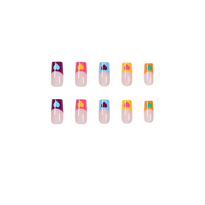 Kunstvolle Nagelkunst mit bunten Herzmotiven Karnz