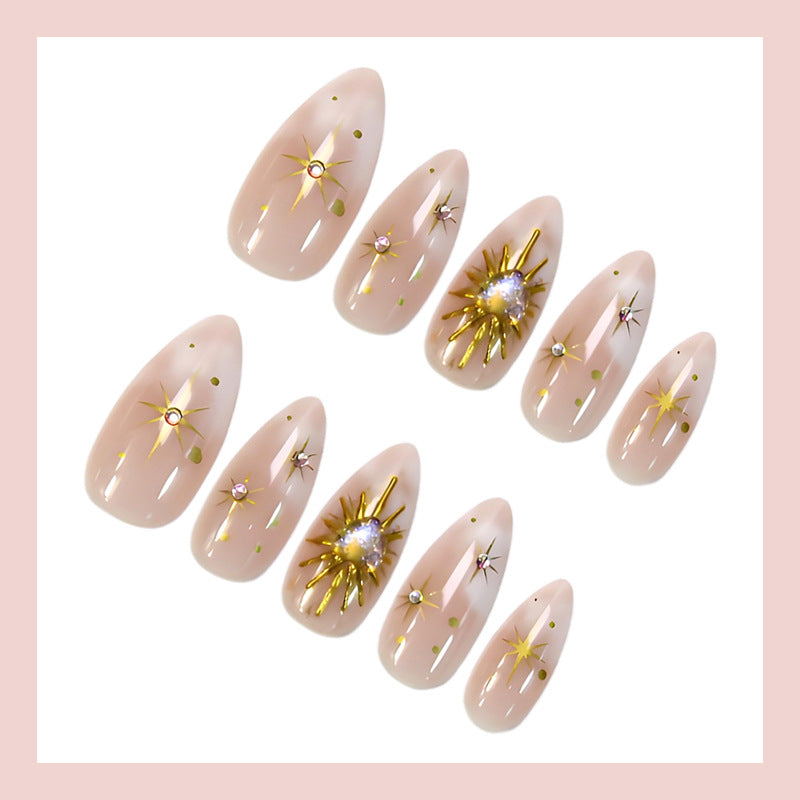 Kunstnagelset mit filigranen Blumen- und Glitzerakzenten Karnz