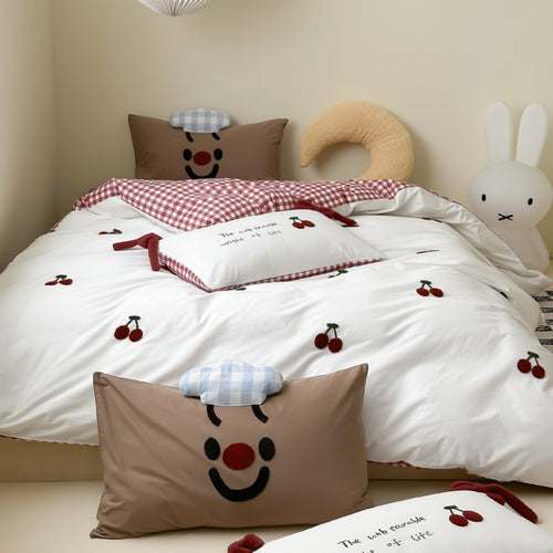 Kinder-Bettwäschegarnitur mit gestickten Sprenkelapplikationen, Kuschelkopfkissen und Wendefunktion