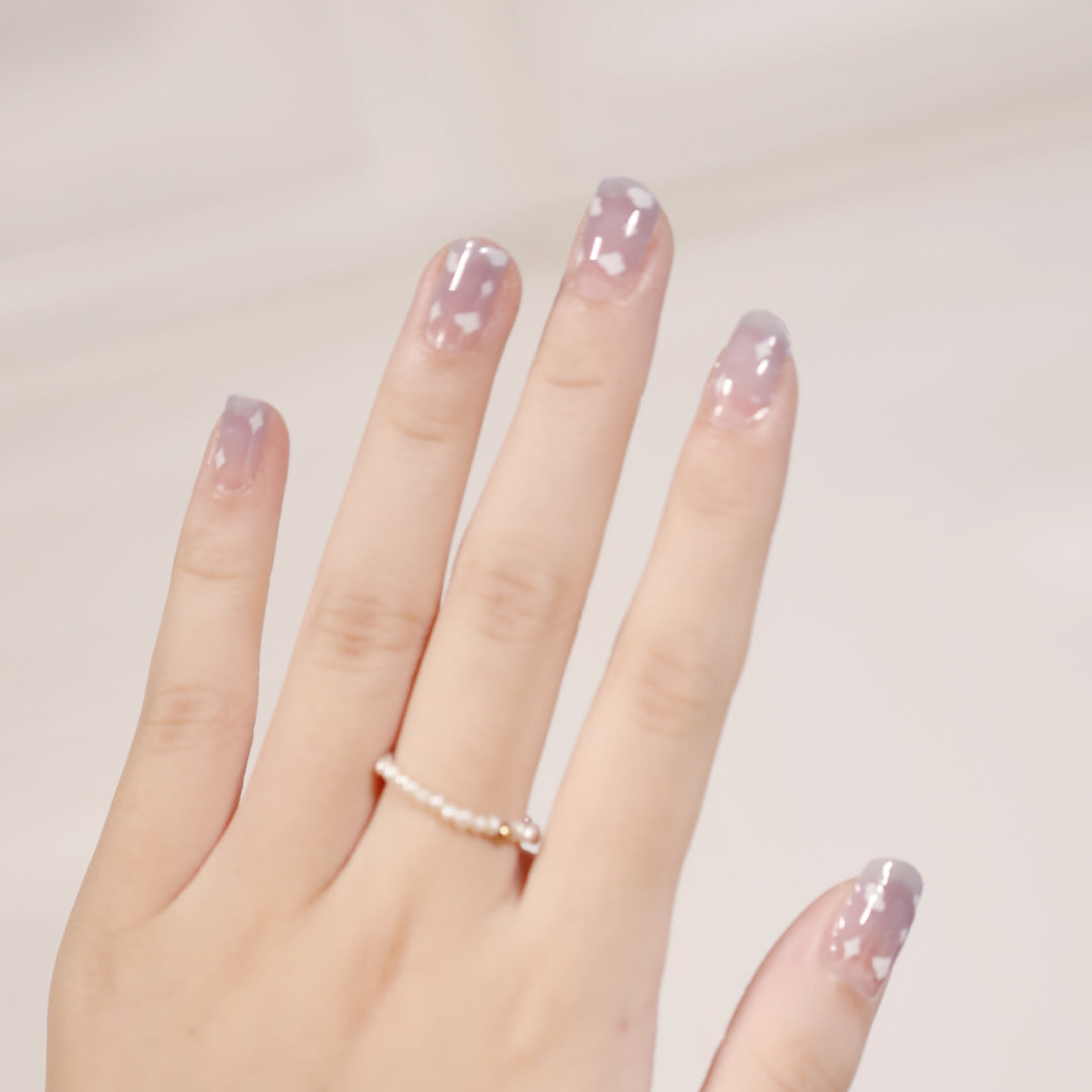 Künstliche Nagelkunst mit herzförmigen Designs und sanften Farbverläufen Karnz