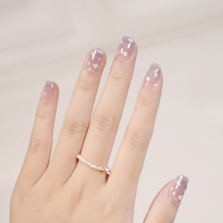 Künstliche Nagelkunst mit herzförmigen Designs und sanften Farbverläufen Karnz