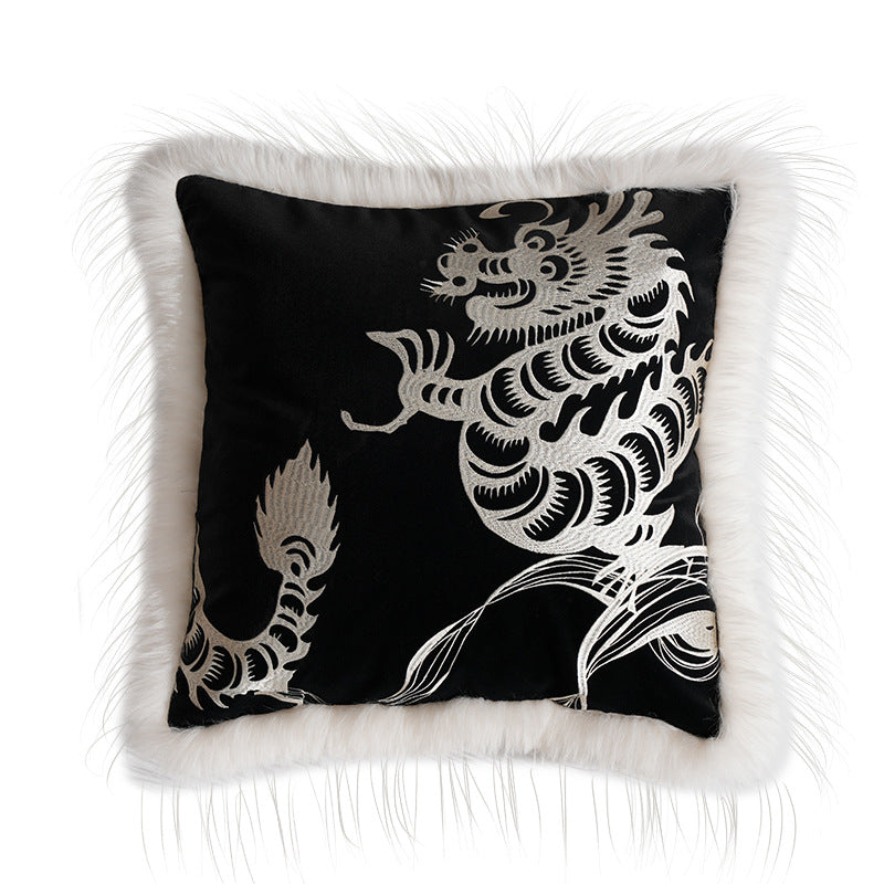 Quadratisches Samt-Dekokissen mit gesticktem Drachenmotiv und Kunstfellbesatz