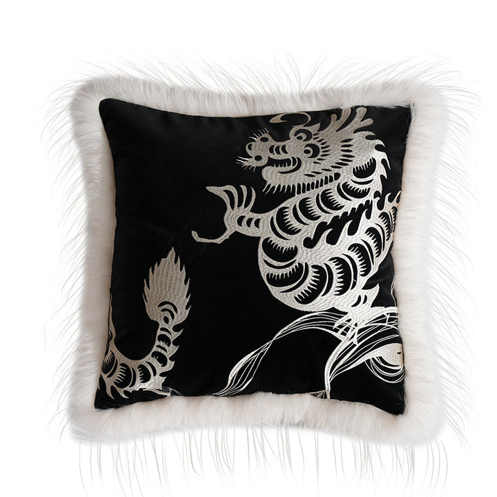 Quadratisches Samt-Dekokissen mit gesticktem Drachenmotiv und Kunstfellbesatz