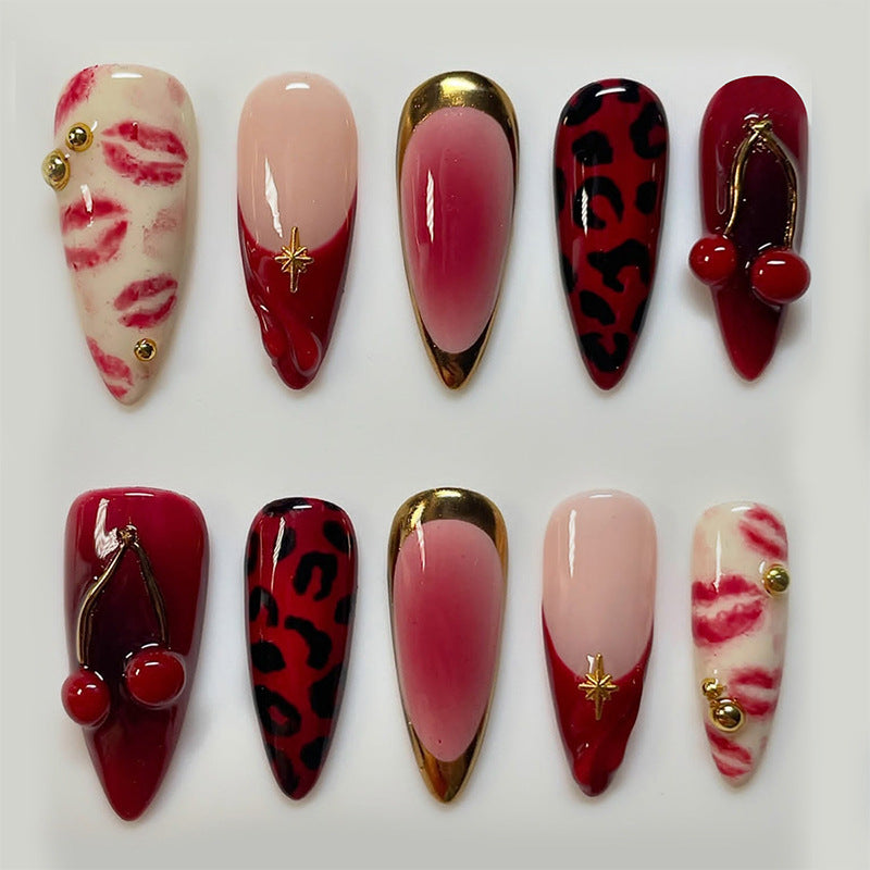 Dekoratives Press-On Nagelkunst-Set mit luxuriösen Kiss- und Leopard-inspirierten Designs Karnz