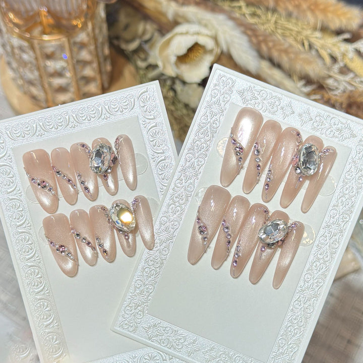 Glamouröse mit Strass verzierte Stiletto Press-On Nägel Karnz