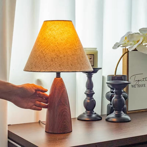 Moderne Tischlampe mit natürlichem Holzfuß