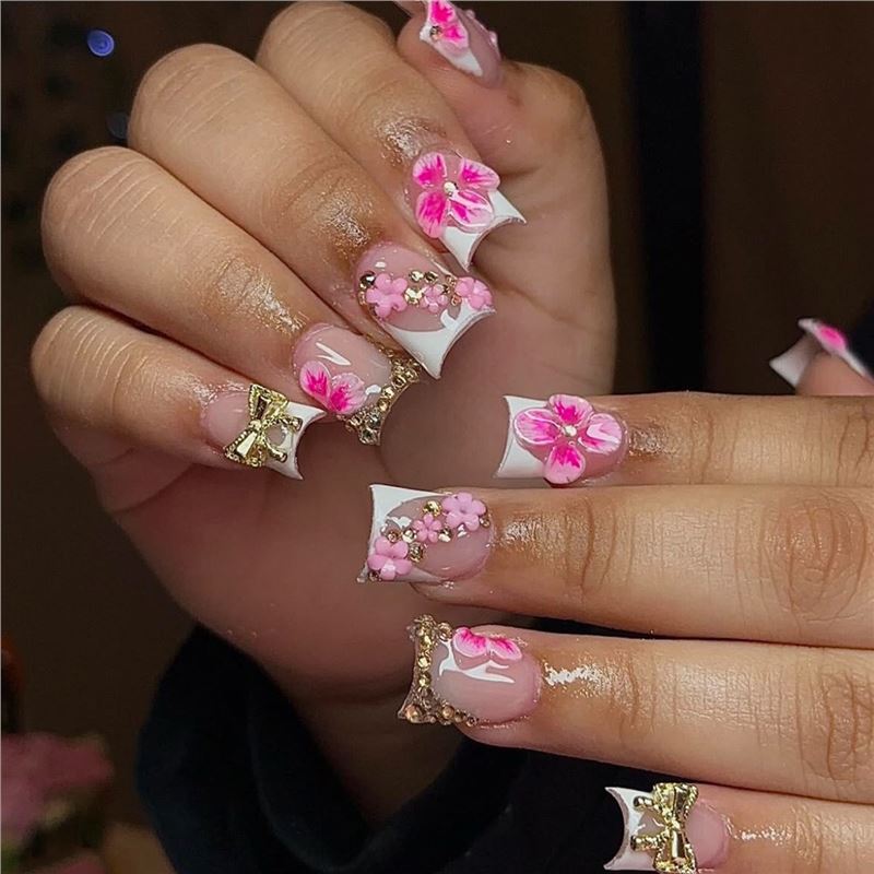 Elegante florale Press-On Nagelkunst mit Edelsteinakzenten Karnz