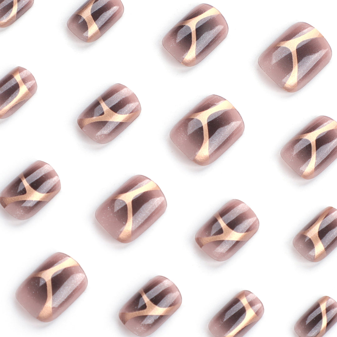 Künstliche Nagelkunst mit elegantem Metallic-Design und Glitzerakzenten Karnz