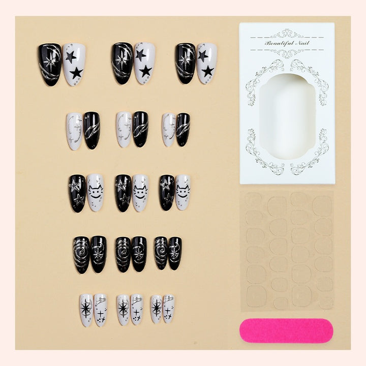 Kunstnagelset mit kreativen star-motiven und glitzernden Akzenten Karnz