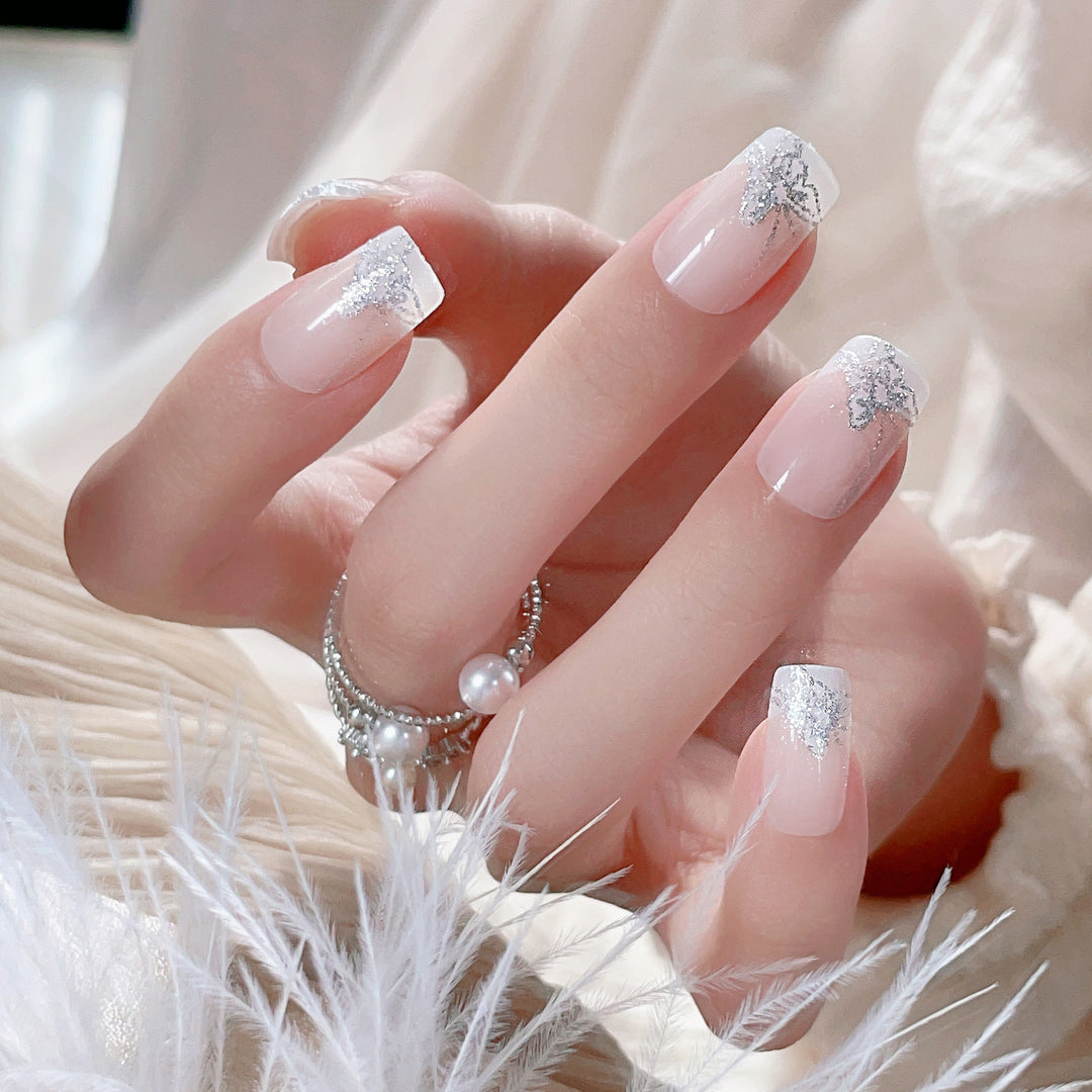 Elegantes Press-On-Nagelset mit floralen Designs